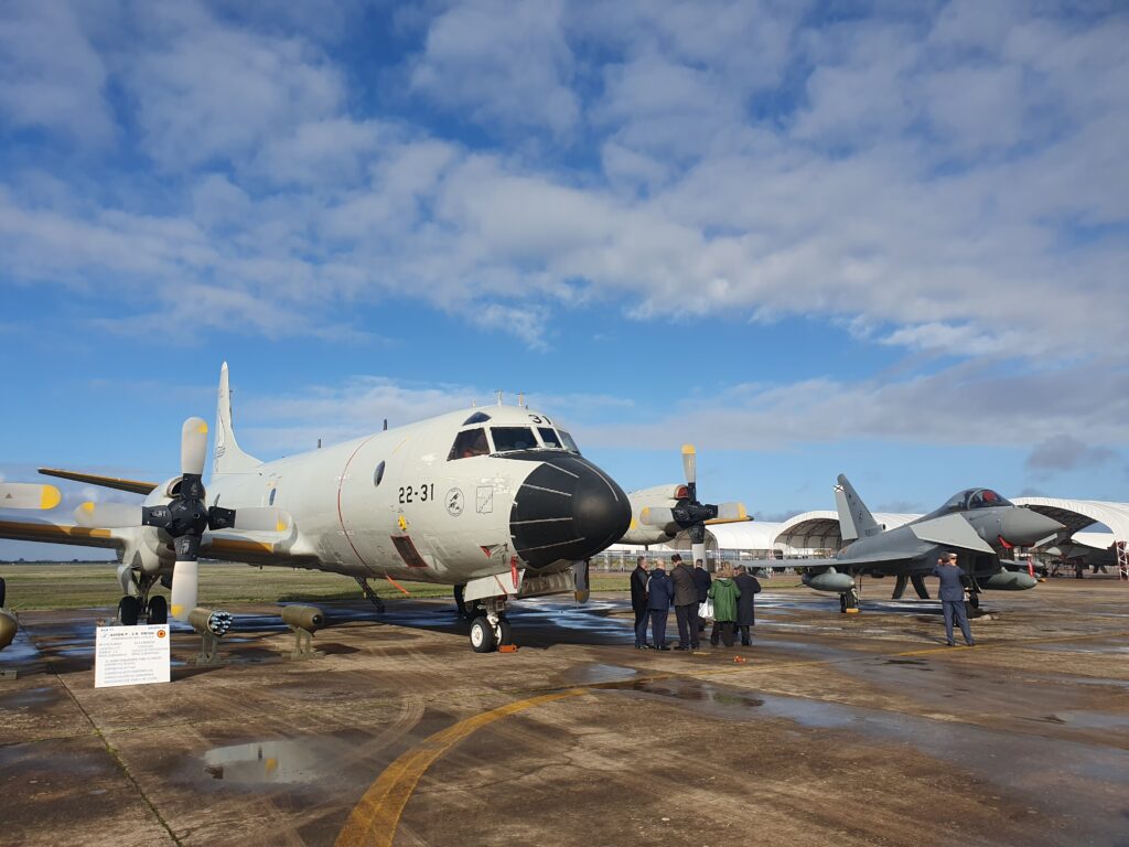 SAES despide al último avión de patrulla marítima P-3 Orion
